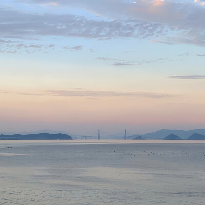 浩瀚星空，余晖落日，海浪和沙。