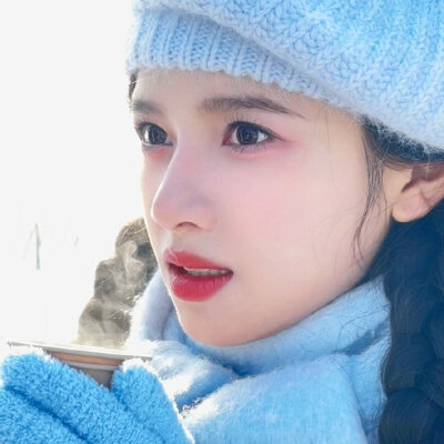 张婧仪头像，温柔女头，冬日氛围感，好漂亮的脸，好可爱，来自微博侵删