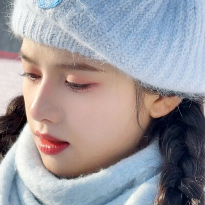 张婧仪头像，温柔女头，冬日氛围感，好漂亮的脸，好可爱，来自微博侵删