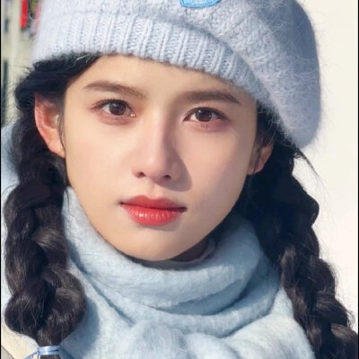 张婧仪头像，温柔女头，冬日氛围感，好漂亮的脸，好可爱，来自微博侵删