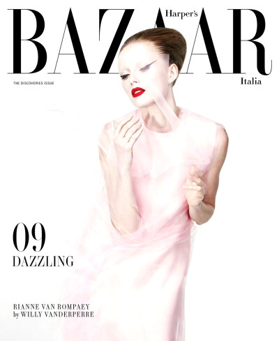 Harper’s Bazaar Italia 意大利时尚芭莎新刊，超模Rianne Van Rompaey登封，又见Prada这件飘逸裙装
摄影: Willy Vanderperre