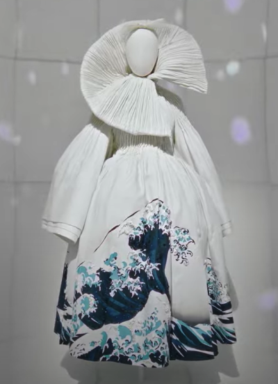 Christian Dior: Designer of Dreams 特展于日本东京都现代美术馆开展，展览曾于法国巴黎装饰艺术博物馆、英国伦敦 V&A 博物馆和美国纽约布鲁克林博物馆等举办。展品呈现 Dior 先生自 1946 年创立品牌以来逾 75 年的…