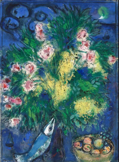 又一马克·夏加尔的作品现身春季私人洽购。这幅于1949年创作的水粉画《鲜花和水果》，延续着他一贯绚烂的色彩、梦幻的笔触、以及如胶似漆的爱侣的身影。“花”是夏加尔笔下常见的物象，自爱妻贝拉那收到人生的第一束…