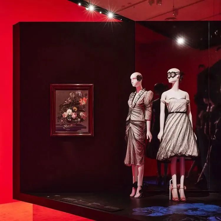 NGV维多利亚州国立美术馆正以Alexander McQueen: Mind, Mythos, Muse为题展出已故时尚设计师亚历山大·麦昆的120余件服装和配饰，与之一同展出的还有包括绘画、雕塑、纺织品、印刷品、摄影作品和装饰艺术等在内的超过80件艺术品，帮助参观者深入了解这位以时尚为媒介，以世间万事万物及其自身经历为灵感，广泛涉猎各类艺术作为灵感来源的设计师及其创作过程和叙事能力。展览持续至至4月16日。