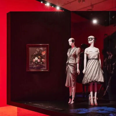 NGV维多利亚州国立美术馆正以Alexander McQueen: Mind, Mythos, Muse为题展出已故时尚设计师亚历山大·麦昆的120余件服装和配饰，与之一同展出的还有包括绘画、雕塑、纺织品、印刷品、摄影作品和装饰艺术等在内的超过…