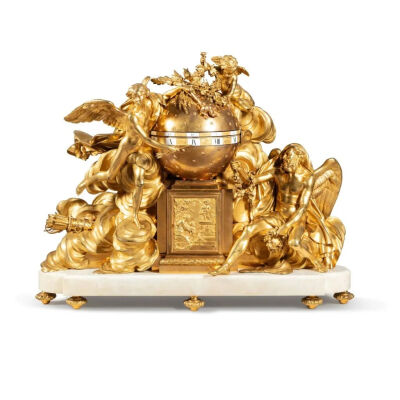 一件19世纪路易十六风格铜鎏金白玛瑙座钟以756,000欧元（折合人民币约为5,358,347元）高价落槌，超出估价5倍。座钟的模型最早由法国雕塑家Augustin Pajou于18世纪中后期为马扎林公爵夫人发明，美国大都会艺术博物馆…