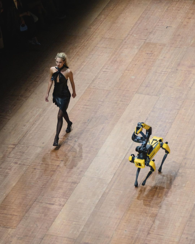 2023 秋冬系列中，Boston Dynamics 制造的机器狗成为了整场秀的主角。
