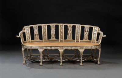 一套曾由英国首任印度总督沃伦·黑斯廷斯收藏的珍贵家具于近日亮相拍场，以3,762,000英镑（折合人民币约30,978,926.35元）的高价拍出，这套家具打造于1785年，通体雕刻着精美的棕榈叶花纹。