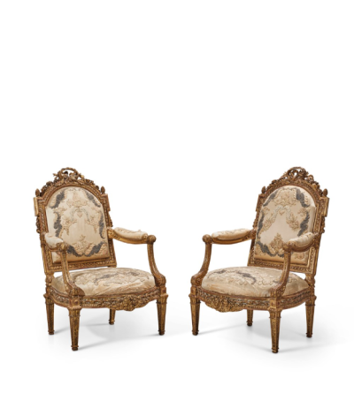 一对路易十五晚期镀金胡桃木和白漆椅子即将上拍，最高估价1,000,000美元。该椅子于1770-1771年，由工匠路易·德拉诺等人为路易十五最后一位情妇杜巴丽夫人（Madame du Barry）的卢韦西安城堡（Château de Louvecienne…