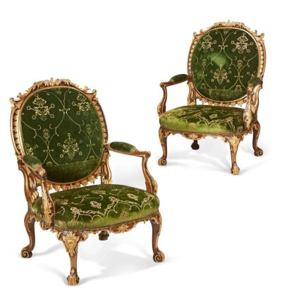 一对约打造于1755年的乔治二世时期桃花心木扶手椅将于近日上拍，椅身以金线刺绣搭配绿色绒面及镀金镶边，风格沉稳大气。该对扶手椅最高估价400,000美元（折合人民币约2,748,720元）。