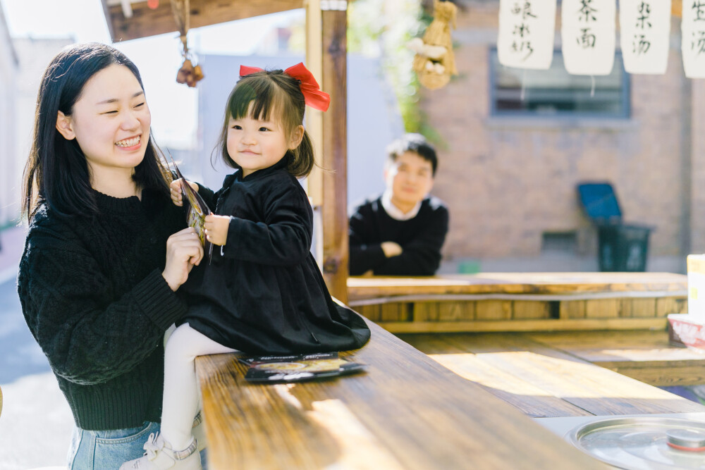 愿你的世界永远卡通
摄影：洪小漩
出镜：圆宝一家
和圆宝见面，是去年冬天的事。
同一个地点，长大一岁的圆宝。
她已经能说很多话，留着齐肩短发，齐刘海，眼睛圆溜溜，水润润，像晶晶亮的一双葡萄。
很乖，很可爱，还会叫姨姨。