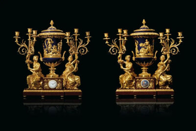 一对来自1785年镶嵌宝蓝色瓷器与大理石的路易十六花瓶时钟，以49.14万英镑（约合人民币460.83万元）高价成交。该摆件表壳出自Pierre·Philippe thomire，机芯出自Jean Amant之手；两只均为珐琅表盘，一只显示时间，一…