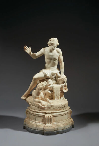 一件来自18世纪中的那喀索斯大理石雕像以604,800英镑（折合人民币约为4,796,193元）超估价逾4倍成交。雕塑描绘了少年乔装为一位带着狗的猎人，在岩石边欣赏自己的水中倒影。该主题在18世纪上半叶十分流行，那喀索斯…