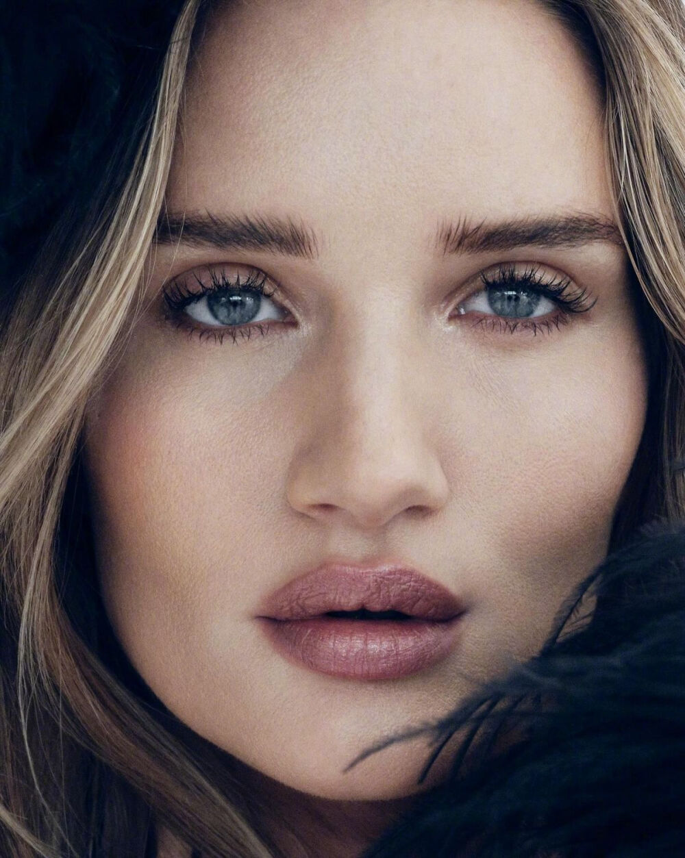 Vogue Turkey February 2024 土耳其版二月刊，Rosie Huntington-Whiteley穿著Valentino登封
攝影：Emre Unal 