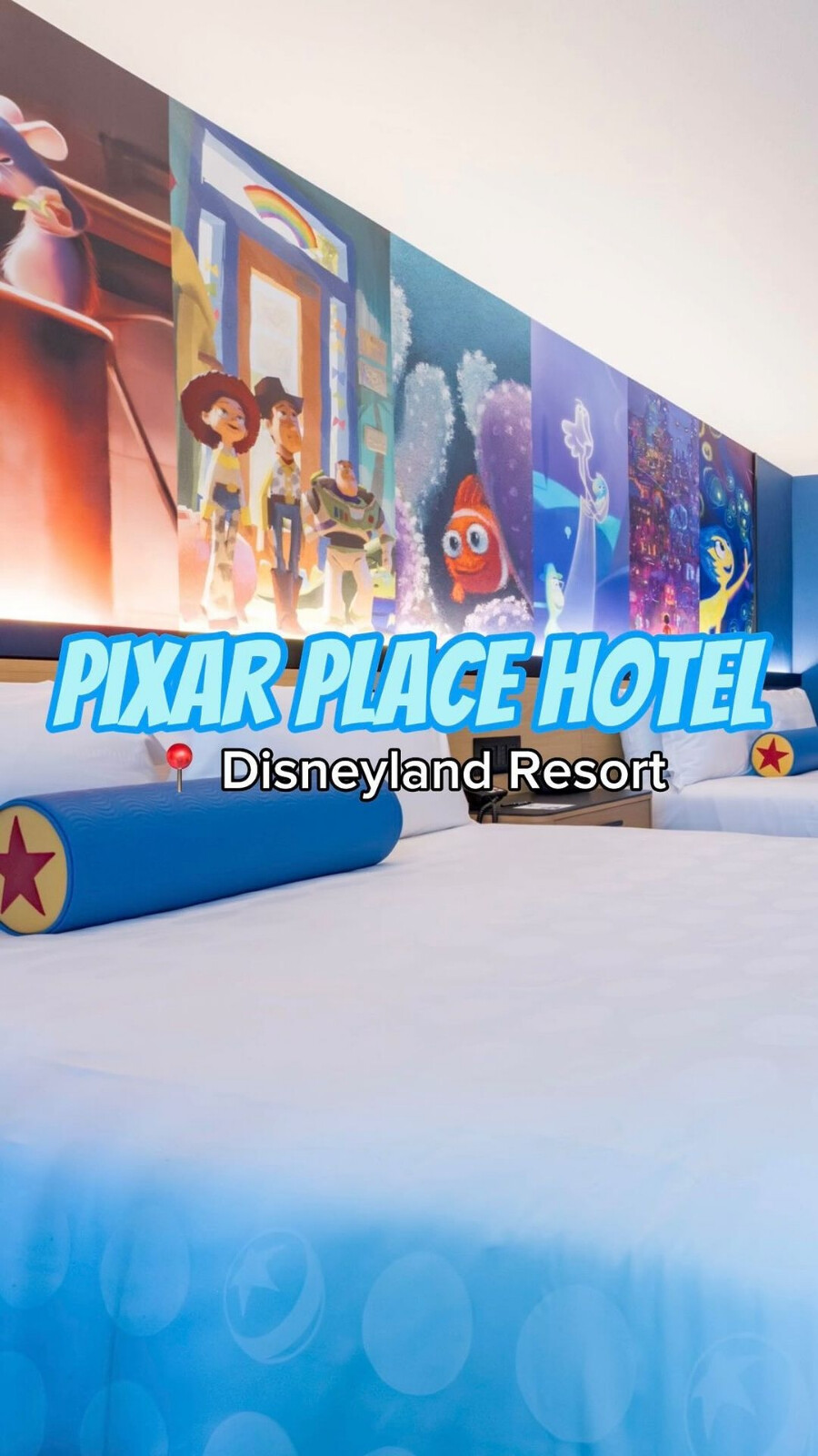 pixar place hotel第一视角参观视频[em]e102[/em]
皮克斯广场酒店现已开业！如果你是皮克斯电影的粉丝，你一定会爱上这家新主题的迪士尼度假酒店。
[em]e401686[/em] 走进前门，迎接你的将是一座魁梧的Luxo灯。迄今为止，皮克斯的每一部电影都在酒店内放映，大厅的各个角落都有如此有趣和精彩的艺术作品。
[em]e400234[/em] 你可以在皮克斯广场酒店独家看到乔·加德纳（来自《灵魂》）和冰棒（来自《头脑特工队》）。
[em]e400175[/em] 酒店内有几个可以吃点东西的地方，包括Sketch Pad Café、Small Bytes和Great Maple。
[em]e400641[/em] 在像素池或尼莫湾的三楼游泳池甲板上放松。在特定的夜晚，你可以在甲板上播放音乐和对话，从那里观看烟花。
[em]e401308[/em]️ 我喜欢皮克斯主题的房间。颜色非常有趣，桌面上有小Luxo灯是一种完美的神奇触感。酒店还提供前往迪斯尼加州冒险公园的近距离、便捷的直达公园通道。