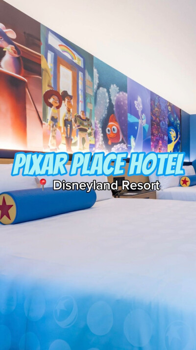 pixar place hotel第一视角参观视频[em]e102[/em]
皮克斯广场酒店现已开业！如果你是皮克斯电影的粉丝，你一定会爱上这家新主题的迪士尼度假酒店。
[em]e401686[/em] 走进前门，迎接你的将是一座魁梧的Luxo灯。迄今…