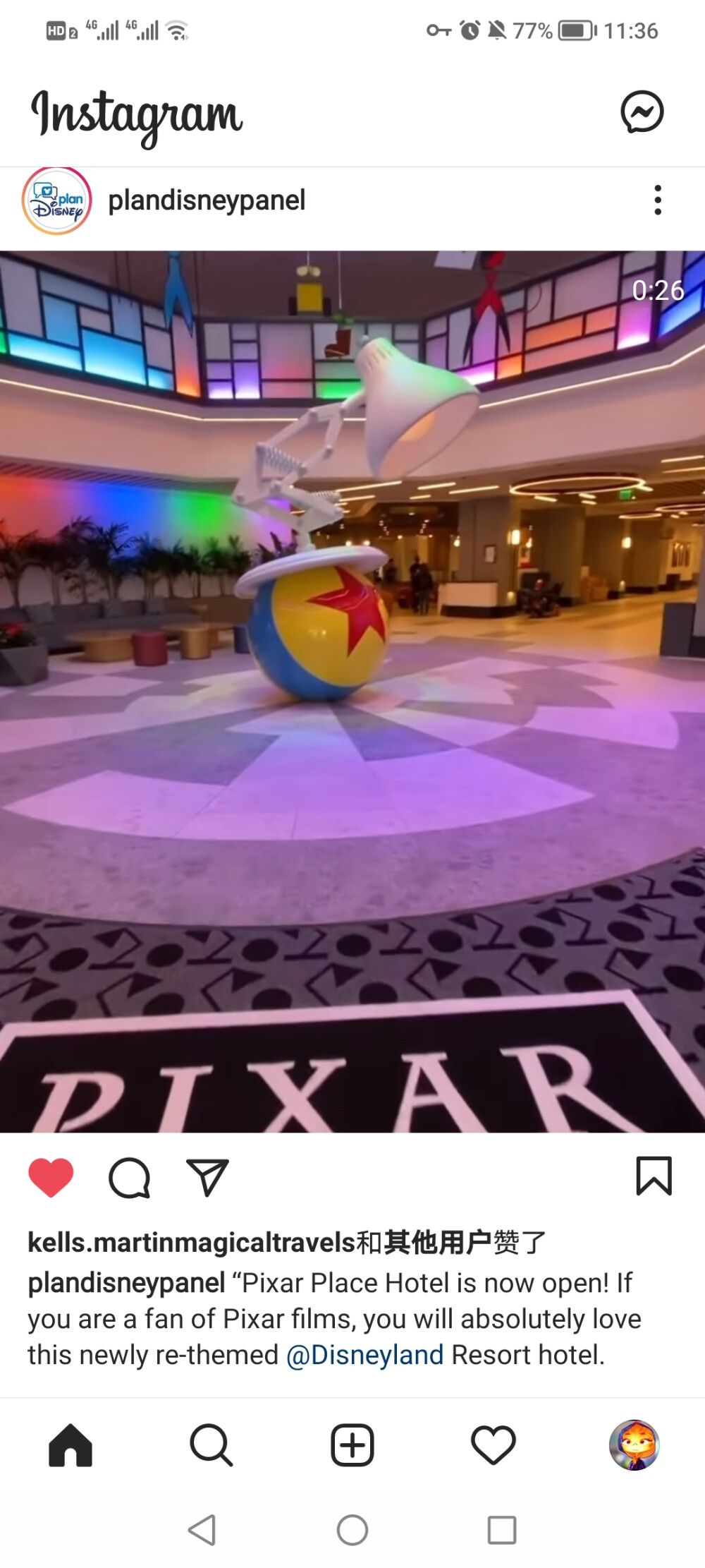 pixar place hotel第一视角参观视频[em]e102[/em]
皮克斯广场酒店现已开业！如果你是皮克斯电影的粉丝，你一定会爱上这家新主题的迪士尼度假酒店。
[em]e401686[/em] 走进前门，迎接你的将是一座魁梧的Luxo灯。迄今为止，皮克斯的每一部电影都在酒店内放映，大厅的各个角落都有如此有趣和精彩的艺术作品。
[em]e400234[/em] 你可以在皮克斯广场酒店独家看到乔·加德纳（来自《灵魂》）和冰棒（来自《头脑特工队》）。
[em]e400175[/em] 酒店内有几个可以吃点东西的地方，包括Sketch Pad Café、Small Bytes和Great Maple。
[em]e400641[/em] 在像素池或尼莫湾的三楼游泳池甲板上放松。在特定的夜晚，你可以在甲板上播放音乐和对话，从那里观看烟花。
[em]e401308[/em]️ 我喜欢皮克斯主题的房间。颜色非常有趣，桌面上有小Luxo灯是一种完美的神奇触感。酒店还提供前往迪斯尼加州冒险公园的近距离、便捷的直达公园通道。