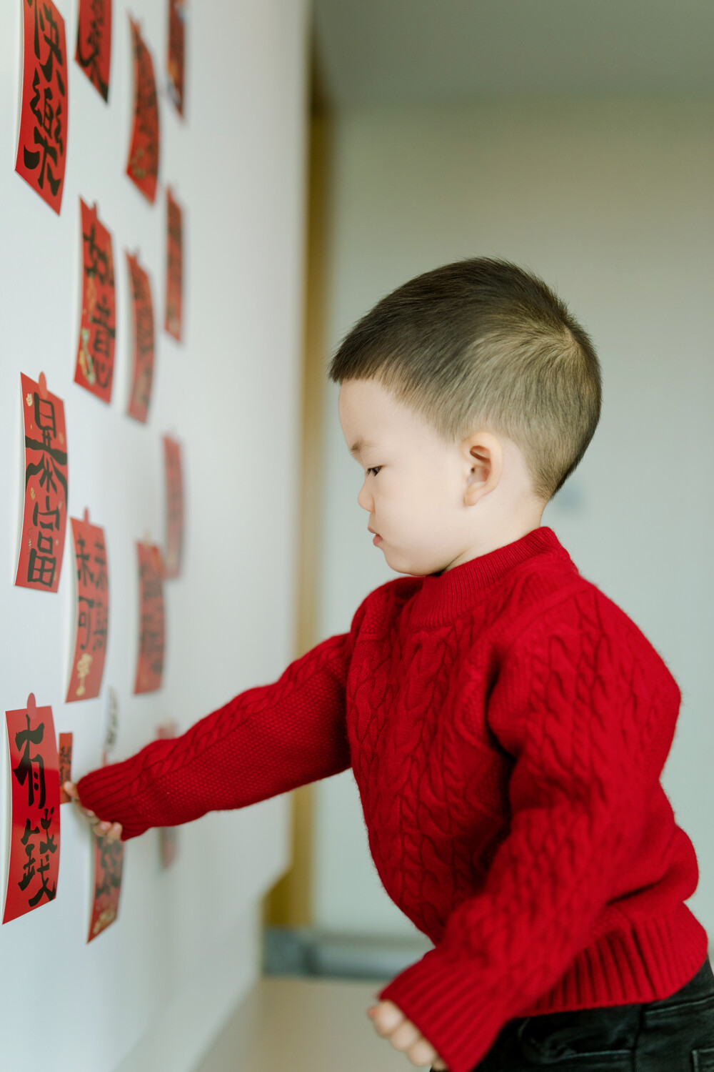 一晃眼乐高两岁了
摄影：洪小漩
出镜：乐高
莹莹和我说，乐高快两岁时，我一时恍惚。
孕妇照还是我帮忙记录的，现在乐高降临世间都两年多了。
想起上一次见面还是春天时候，他蹒跚在信义坊的木香花下。这次，却是已经能熟练地跳起《江南style》给我看。
过了30岁后，时间仿佛流逝地格外快。一晃眼，孩子们大一圈，又大一圈。
