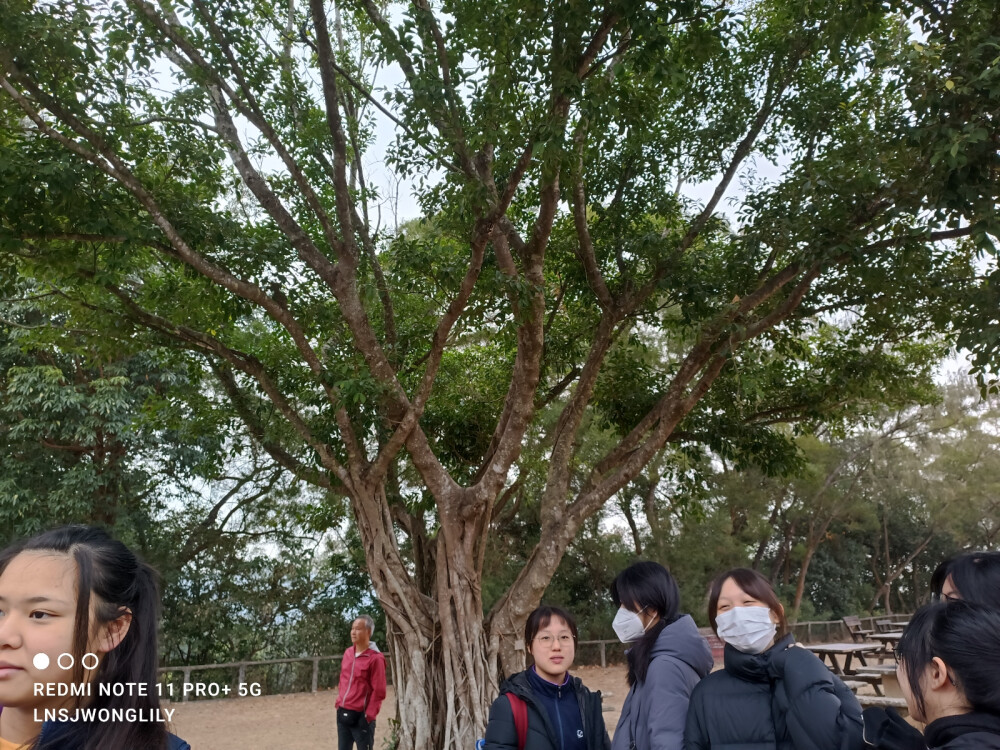 奢侈品背後的理念固然值得我們欣賞，但是人不要失其本心，忽視它背後的意義，只想著要炫耀。這已經與它的概念背道而馳。
再者，人應要懂得權衡它的價值，它當然值得我們購買，但是衣食住行是重要過它們的。