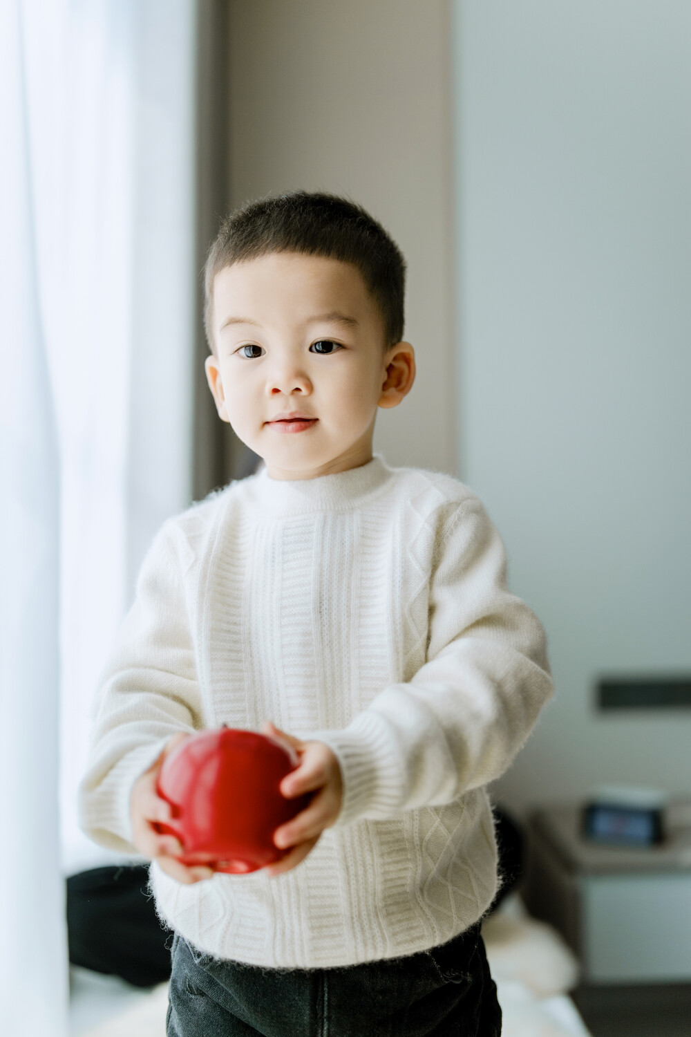 一晃眼乐高两岁了
摄影：洪小漩
出镜：乐高
莹莹和我说，乐高快两岁时，我一时恍惚。
孕妇照还是我帮忙记录的，现在乐高降临世间都两年多了。
想起上一次见面还是春天时候，他蹒跚在信义坊的木香花下。这次，却是已经能熟练地跳起《江南style》给我看。
过了30岁后，时间仿佛流逝地格外快。一晃眼，孩子们大一圈，又大一圈。
