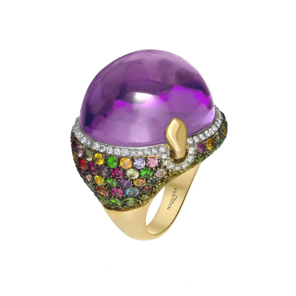 珠宝设计师 Niquesa 紫水晶戒指 Venice Pulcinella amethyst ring 紫晶 51.3ct 彩色蓝宝石 沙弗莱石 钻石 玫瑰金 从威尼斯狂欢节的音乐、色彩和华丽面具中汲取灵感 8700欧元 amethyst ring with multicoloured sapphires and diamonds 