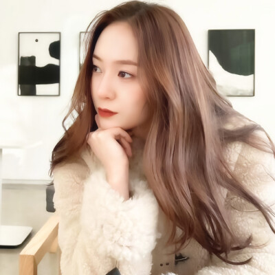  “生命久如暗室，不妨碍我明写春诗.”
郑秀晶Krystal cr.苏稚童