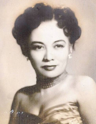 歌手凯蒂·德·拉·克鲁兹 （Katy de la Cruz，1907年-2004年），被誉为“菲律宾爵士乐女王” ​​​