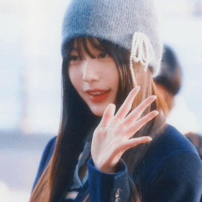 秋天来临的时候，我们的葵花地金光灿烂、无边喧哗，无数次将我从梦中惊醒，却没有一次惊醒过他的故乡。