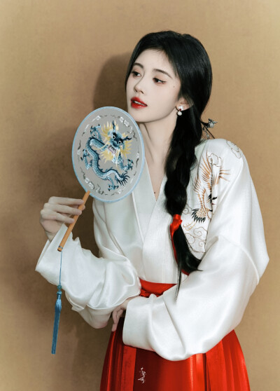 ▪鞠婧祎
cr.青雾橘