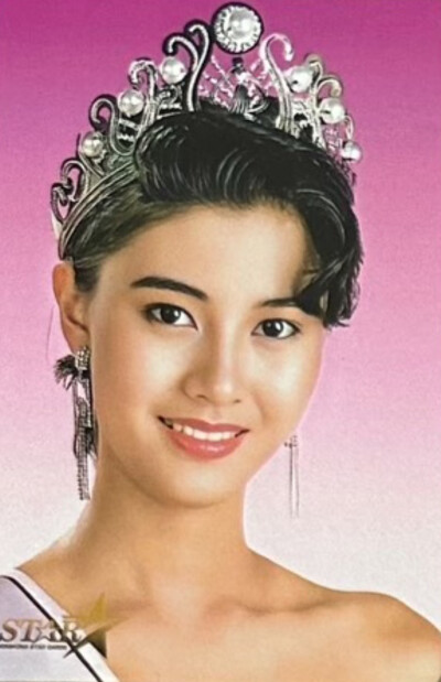 1988香港小姐冠军，1988国际华裔小姐冠军李嘉欣。