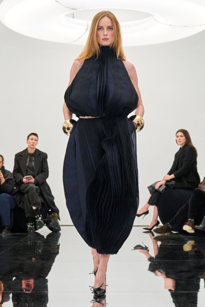 ALAIA FALL 2024
线条、剪裁和恰当的空间感，每个人都像是美神雕塑一样，希望内娱红毯上有人来勇敢演绎～ ​​​