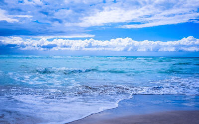 云彩离别和重逢的经历，有眼泪和微笑的哲理。