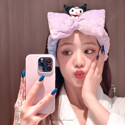 •拖脸+爱心+比耶=自拍公式