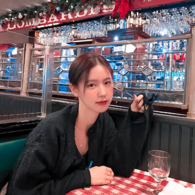 •拖脸+爱心+比耶=自拍公式