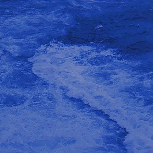 云彩离别和重逢的经历，有眼泪和微笑的哲理。