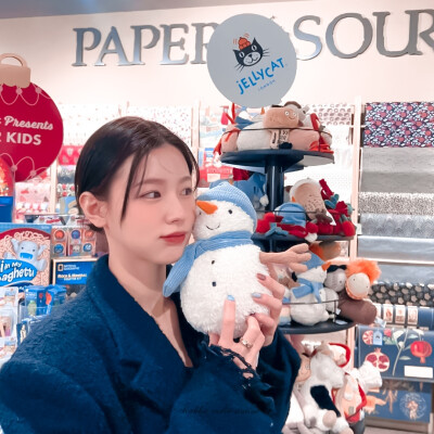 •拖脸+爱心+比耶=自拍公式