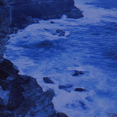 云彩离别和重逢的经历，有眼泪和微笑的哲理。