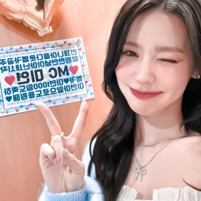 •拖脸+爱心+比耶=自拍公式