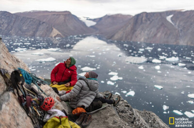 《雪山露营》
左为Alex J.Honnold、右为Hazel Findlay，两人是闻名于世的徒手攀岩高人。在攀登格陵兰天然巨石Ingmikortilaq时， 坐在寒冷得令人哆嗦的露营袋上面。摄影：Pablo Durana