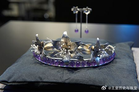 The Flora Danica Tiara 弗洛拉·达尼卡王冠，是珠宝设计师Anja·Blinkenberg与丹麦本土珠宝商Flora Danica合作，于2011年为丹麦王妃玛丽量身打造的王冠，王冠的主体是三朵银质百合花，百合花蕊用碎钻点缀。百合花寓意着来自法国的小玛丽，三朵花分别代表着小玛丽、约克姆和他们的儿子亨里克（当时雅典娜还没出生），王冠底座镶嵌着25颗紫水晶，是小玛丽喜欢的宝石。王冠归珠宝商Flora Danica所有，小玛丽拥有终身佩戴权，巴特小玛丽就算是再缺珠宝，也对这矬王冠下不了手，勉强借戴了一次就没再戴过，不过佩戴效果还不错嘛