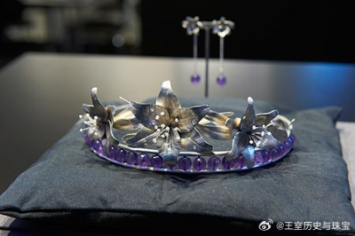 The Flora Danica Tiara 弗洛拉·达尼卡王冠，是珠宝设计师Anja·Blinkenberg与丹麦本土珠宝商Flora Danica合作，于2011年为丹麦王妃玛丽量身打造的王冠，王冠的主体是三朵银质百合花，百合花蕊用碎钻点缀。百合花寓意…