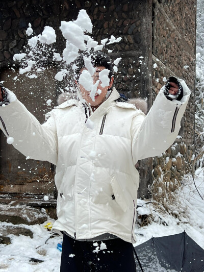 田嘉瑞｜卓翼宸
横店下雪 小孩玩得很开心