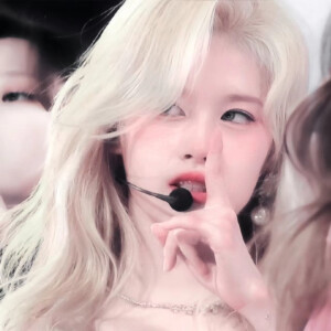 尖锐的玫瑰艳丽盛开 弥新淬火 终落叶归根