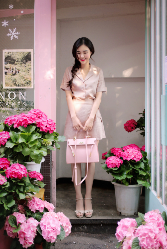 “可能有些唐突……想拜托你一件事。”“你说。”听完晏斯时的讲述，夏漓有两分犹豫。大抵这分迟疑被感知到了，晏斯时说：“不方便也无妨。我知道你不喜欢这些人情世故。”“不是……”夏漓忙说，她对晏斯时外公外婆的印象其实很不错，“有个条件可以吗？”“你说。”“让罗叔叔别跟着去。” 她听见电话那头，晏斯时似乎是轻笑了一声，“好。” 这声极难捕捉的轻笑，让夏漓觉得，她仿佛跟晏斯时达成了某种默契。 毕竟，当年正是基于对罗卫国的招架不住，才有了晏斯时同她借耳机的事。才有了她一切心事的开端。