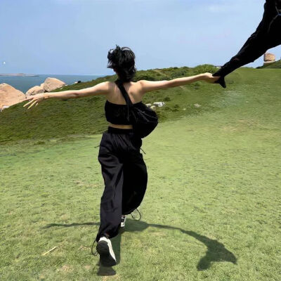 女头/文案
不必耿耿于怀也不用身不由己 轻舟快船，祝你好过春山.