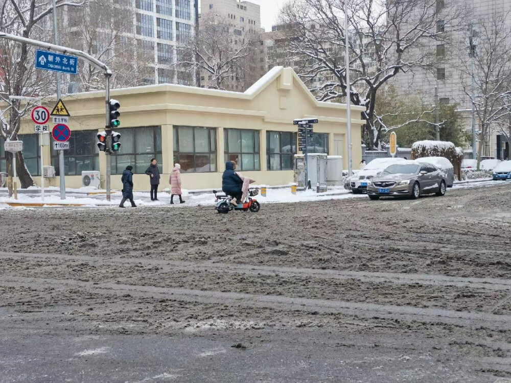 北京下过雪的路面。