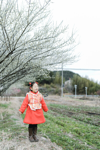 回家过年
摄影：洪小漩
出镜：家人
过年前后，因为一本电影，让“热辣滚烫”这几个字无处不在。
包括新闻标题，翻来覆去，都是它。例如，春节文旅消费“热辣滚烫”，成为拉动居民消费主力军。
的确，这个春节，…