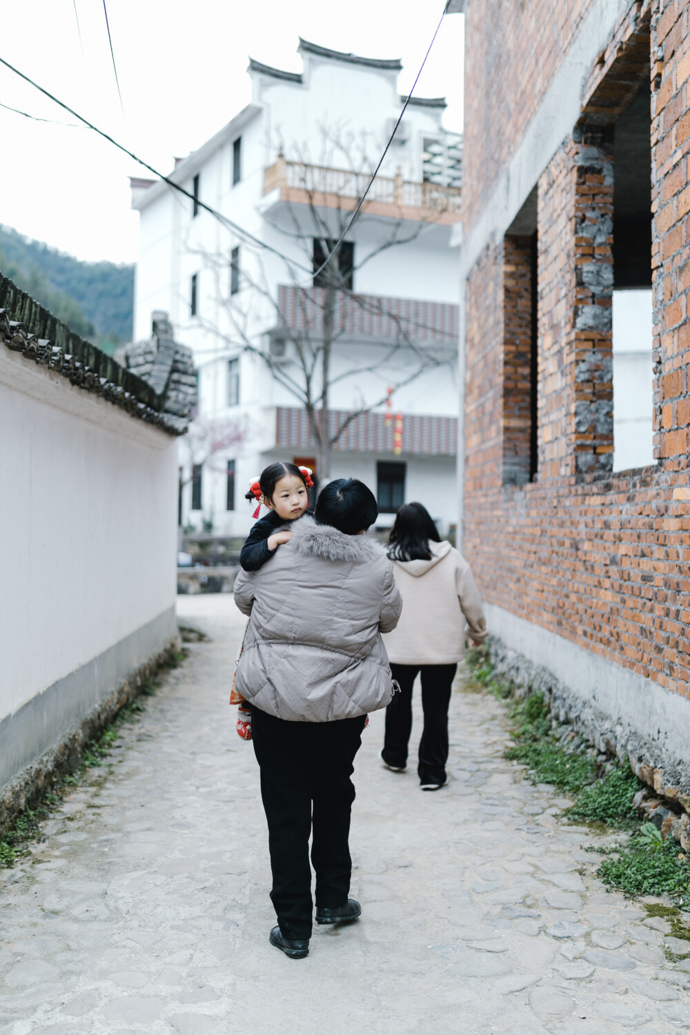 当他们逐渐老去
摄影：洪小漩
出镜：家人
按照惯例，正月初二探望完阿科外婆和舅舅，就要往浦江赶。
正月初一一早，弟弟发信息和我说，父亲水肿得不成样子了，又住进了医院。而事实上，年前一两天，他刚出院。
我一下子慌了心神。糖尿病并发症正在一步步侵蚀着父亲，而当事人却满不在乎，留给家人一地兵荒马乱。
就连三岁多的菲比，都在母亲的怨声载道中理顺了逻辑，准确地总结：外公不乖，不好好吃药，糖尿病，又去住院了。
在家仅待的几日，拜年要给爸爸打包吃食送到医院，去大仙家祈福首要心愿也是祈祷爸爸病情切莫恶化。看到那些病入膏肓的亲属或严重或缓和的病状，也难免联想到父亲今后许将面临的处境，心情也便蒙上了