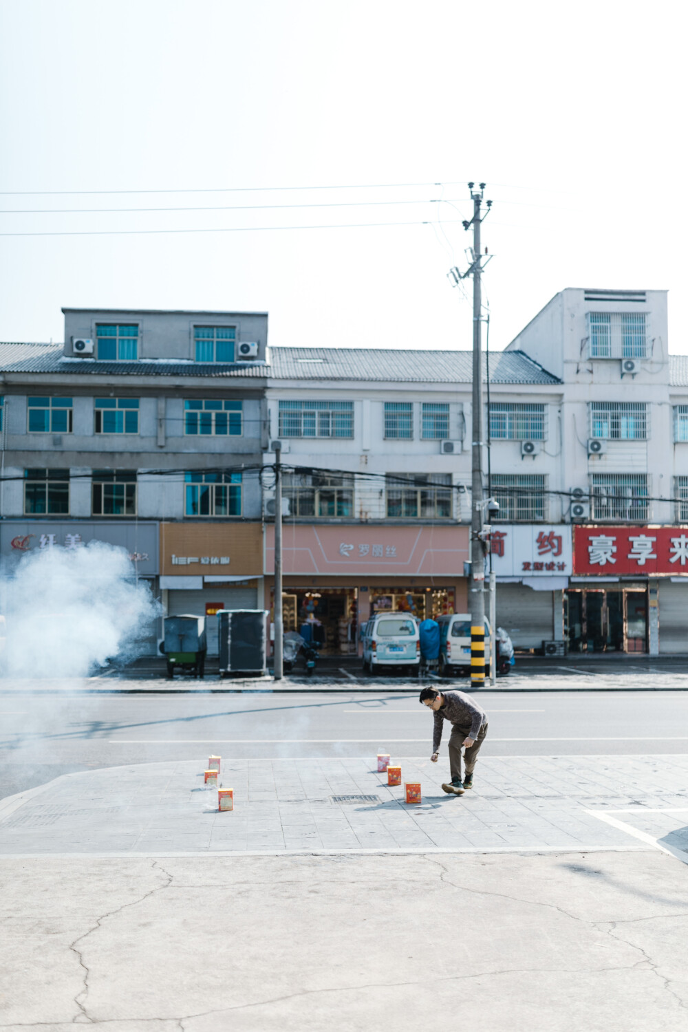 当他们逐渐老去
摄影：洪小漩
出镜：家人
按照惯例，正月初二探望完阿科外婆和舅舅，就要往浦江赶。
正月初一一早，弟弟发信息和我说，父亲水肿得不成样子了，又住进了医院。而事实上，年前一两天，他刚出院。
我一下子慌了心神。糖尿病并发症正在一步步侵蚀着父亲，而当事人却满不在乎，留给家人一地兵荒马乱。
就连三岁多的菲比，都在母亲的怨声载道中理顺了逻辑，准确地总结：外公不乖，不好好吃药，糖尿病，又去住院了。
在家仅待的几日，拜年要给爸爸打包吃食送到医院，去大仙家祈福首要心愿也是祈祷爸爸病情切莫恶化。看到那些病入膏肓的亲属或严重或缓和的病状，也难免联想到父亲今后许将面临的处境，心情也便蒙上了