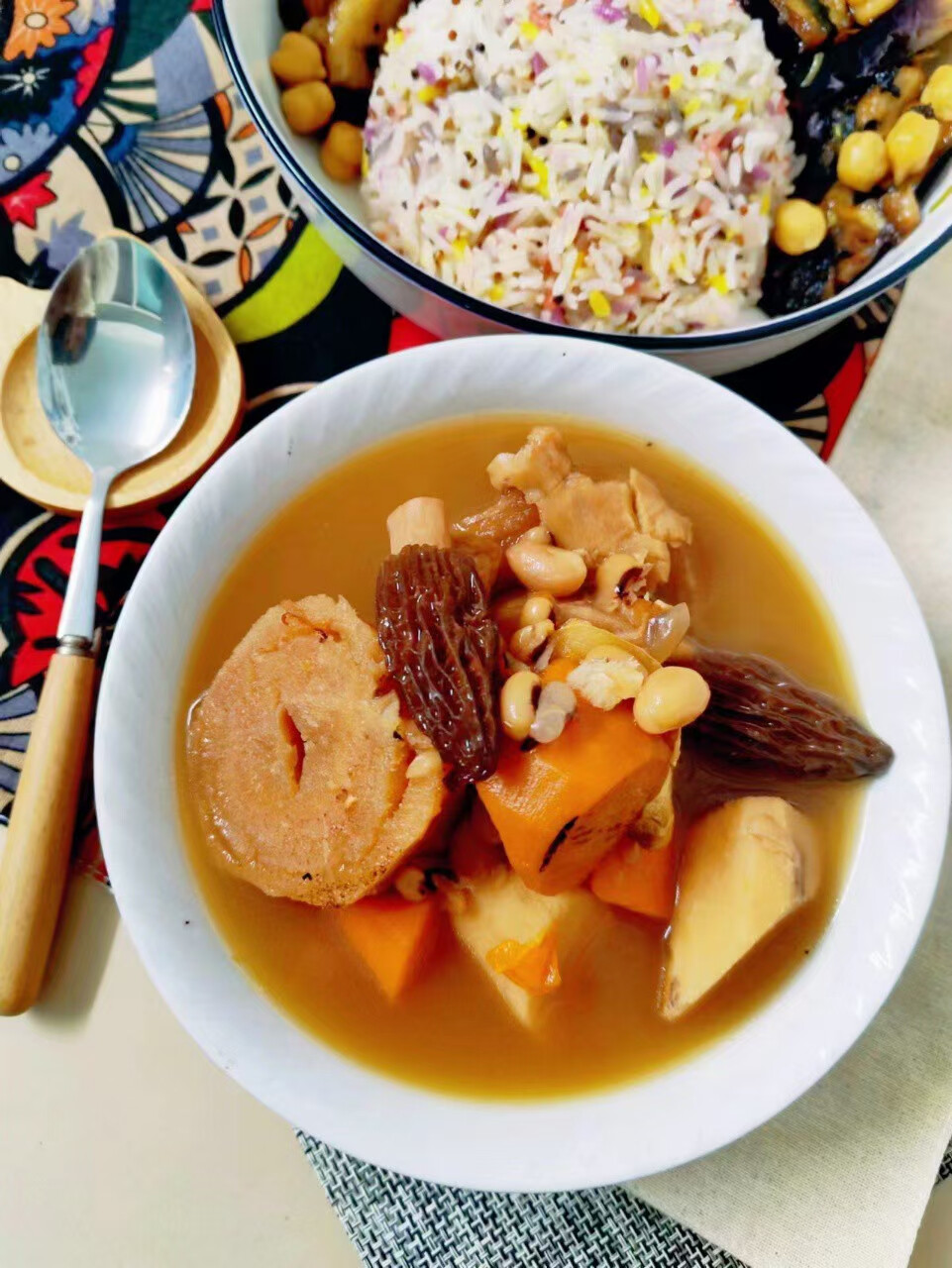 每日一素：花生眉豆山药粉葛汤
学做各种各样的素食，第一为了自己身体健康，营养均衡，第二做出健康漂亮的素食能感染到周围的朋友参与吃素，多一盘素菜就会少一盘荤菜，环保地球！让世界变的更加美好！
花生眉豆山药粉葛汤
食材：山药，粉葛，红萝卜，花生，眉豆，羊肚菌，当归，蜜枣，姜，植物油，蘑菇精
做法:
1、粉葛、红萝卜、山药去皮切块，干品泡发好，姜切片备用；
2、热锅放少许油，爆香姜，下入所有食材炒香，再倒入适量热开水煲40分左右，放蘑菇精调味料即成。